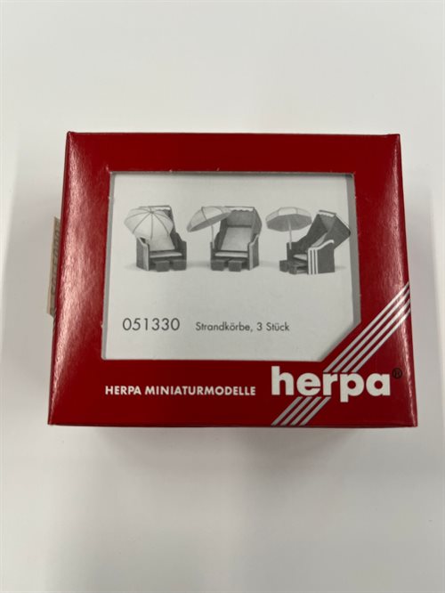 Herpa 51330 Three Sunbeds with Parasols, H0