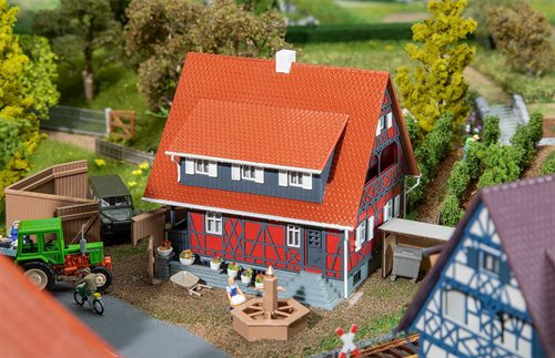 Faller 130587 Half-timbered house with fountain H0