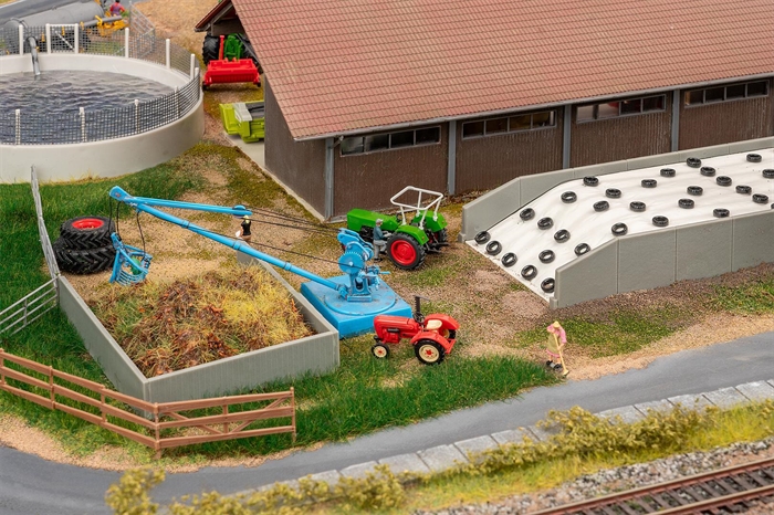 Faller 130678 Mobile Silage Pit and Manure Pile with Crane, H0