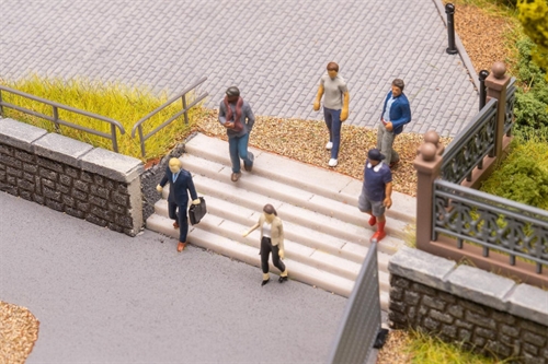 Faller 151727 Persons descending stairs H0
