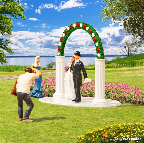 Vollmer 42365 H0 Bride and Groom with Wedding Arch Figurine Set