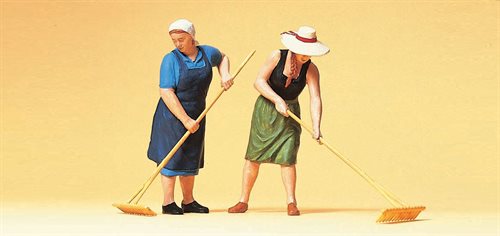 Preiser 63075 Farmer's Wife with Rake, Track 1