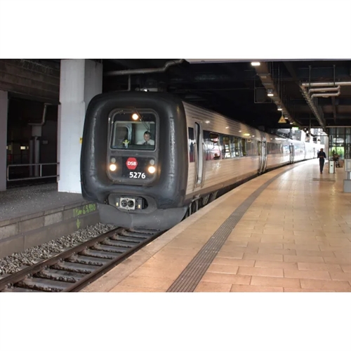 McK 5005 dc-sound DSB MF 5028  Lyseblå/mørkeblå, røde dørmarkeringer, sekskantlogo, TRIT ca. 2015 til dato.
