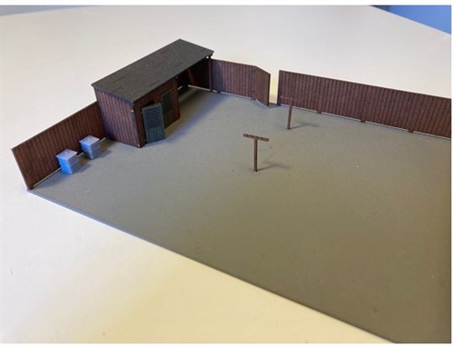 Hobbytrade 87219 Backyard with Outbuilding and Details. H0