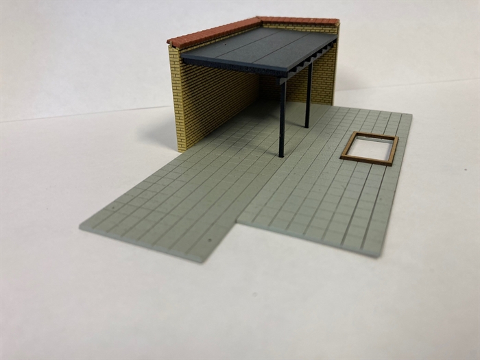 Hobbytrade 87294 Carport with yellow stone driveway. H0