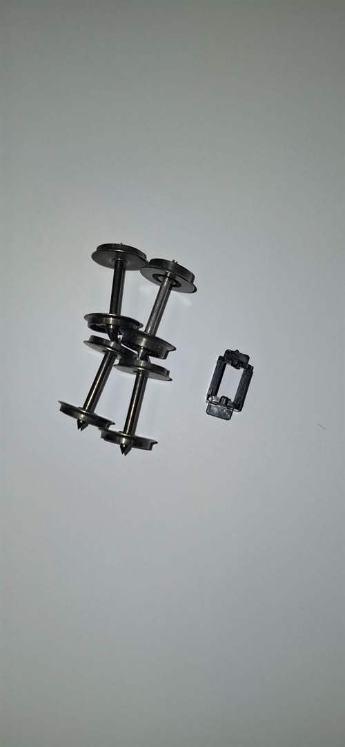4 AC axles for ADE trailers and 1 adapter for towbar 990101